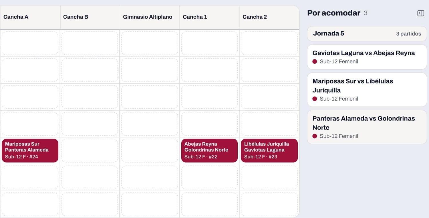 Calendario con tres partidos por acomodar en el panel lateral, listos para arrastrar a la cancha y la hora